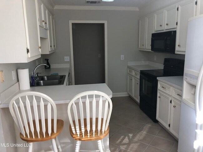 Building Photo - 313 S Place Dr