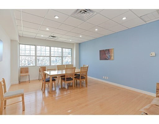 Building Photo - 550 Pleasant St