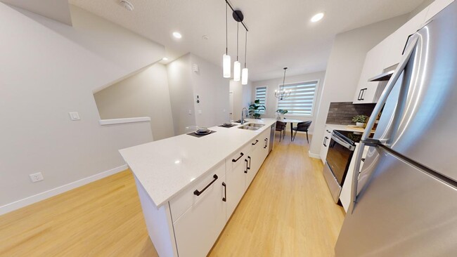 Photo du bâtiment - Beautiful 3 bedroom 2.5 bathroom townhouses for rent in Chappelle, SW Edmonton!