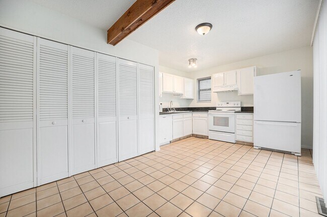 Foto del edificio - Charming 2 Bedroom 1.5 Bathroom Condo in Southeast Denver available Now!