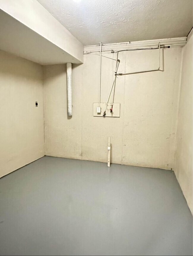 Building Photo - This 3 Bedroom Basement Duplex in Ozark is...