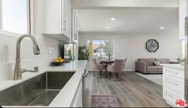 Foto del edificio - 817 N Kingsley Dr