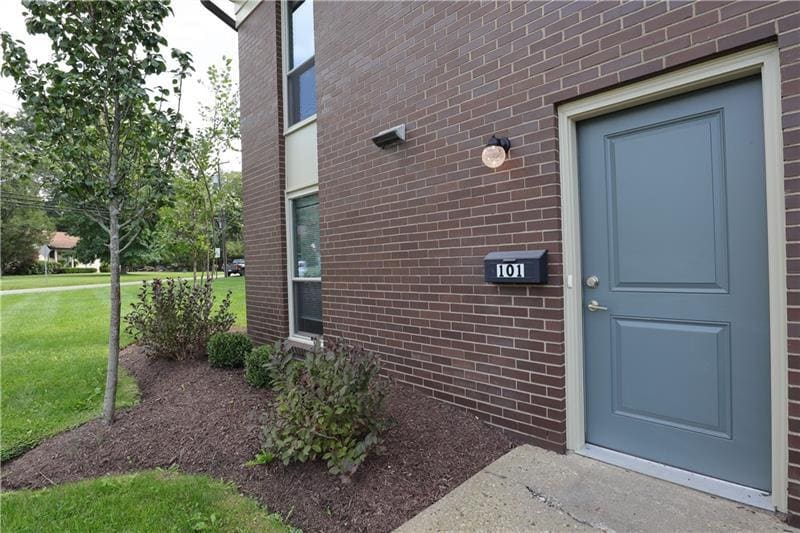 401 Carriage Hill Dr, Bridgeville, PA 15017 Townhouse for Rent in