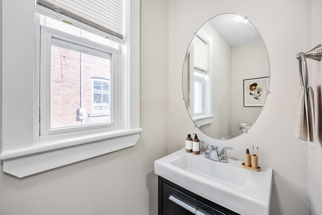 Building Photo - 65 Roy St