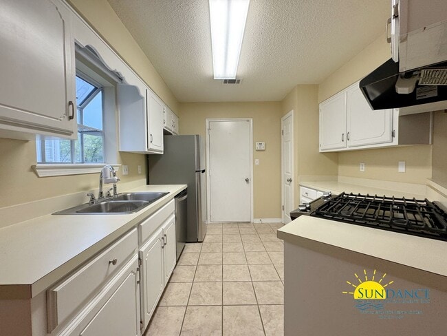 Building Photo - Charming 3-Bedroom Home in Desirable Blue ...