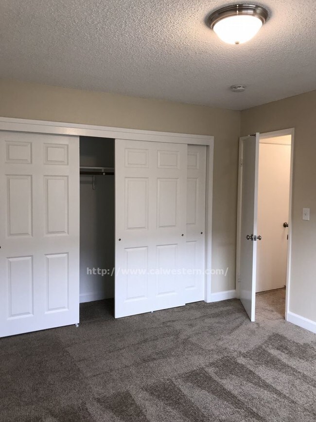 Foto del edificio - 2 Bed 1 Bath new inside on Payne/Saratga Ave.