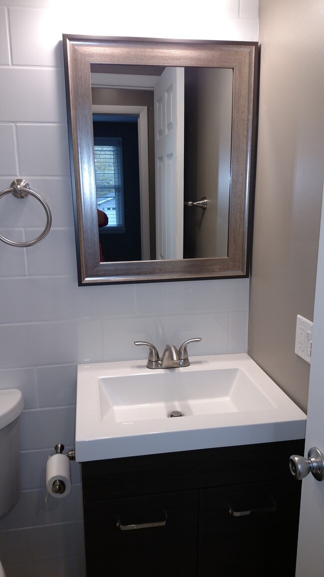 Baño recién remodelado - EastGate Apartments