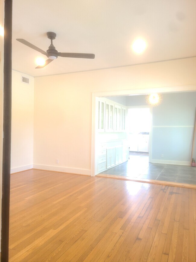 Sala de estar - 4703 Chenevert St