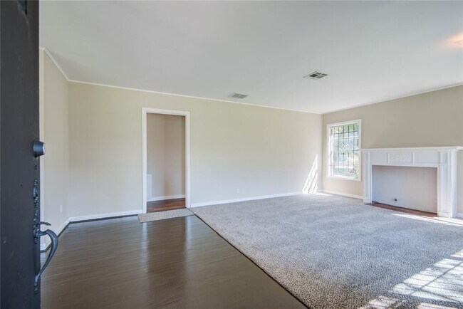 Foto del edificio - 5705 Grace Ln