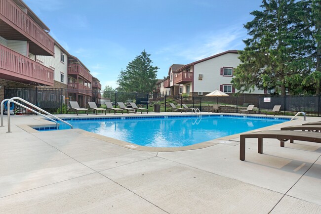 Piscina comunitaria de apartamentos con vista a Ridge - Ridge View Apartments