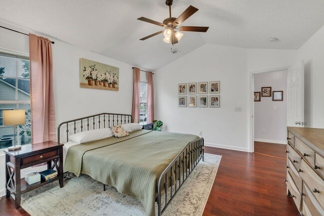 Foto del edificio - Three bed two bath home with 2 car garage. Less than 7 miles from airport & close to Percy Priest...