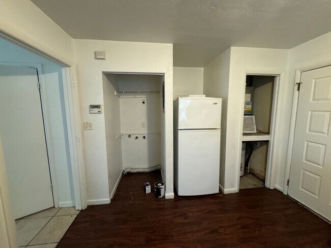 Building Photo - Charming 2-Bedroom, 1.5-Bathroom Townhouse...