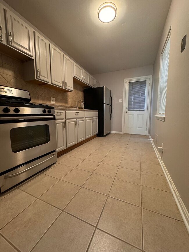 Building Photo - Beautiful 3 Bedroom 1 Bathroom West Baltim...