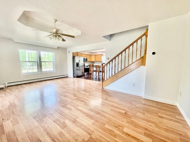Building Photo - 3 bedroom, 2.5 bathroom Home, Pet friendly...