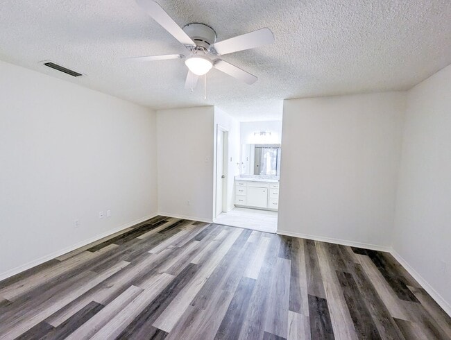 Building Photo - Newly Remodeled 3 bed/ 2 bath home in Coun...