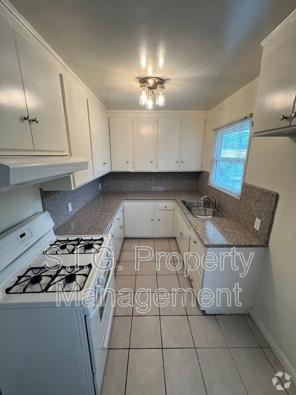 Building Photo - 627 1/2 W Glenoaks Blvd