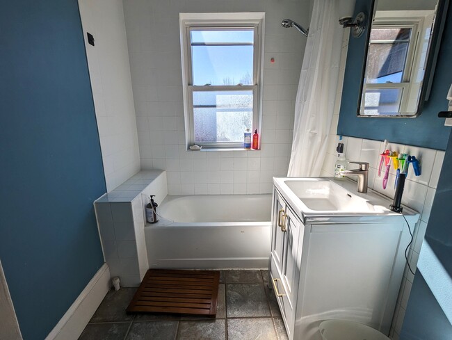 Windowed bathroom - 336 Washington St
