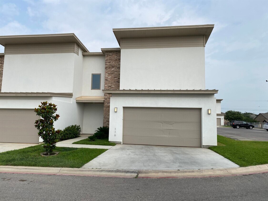 10902 International Blvd Unit 116, Laredo, TX 78045 Condo for Rent in