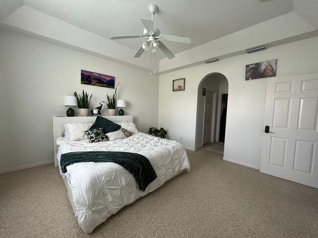 Building Photo - BEAUTIFUL and PRIVATE First Floor Golf Cou...