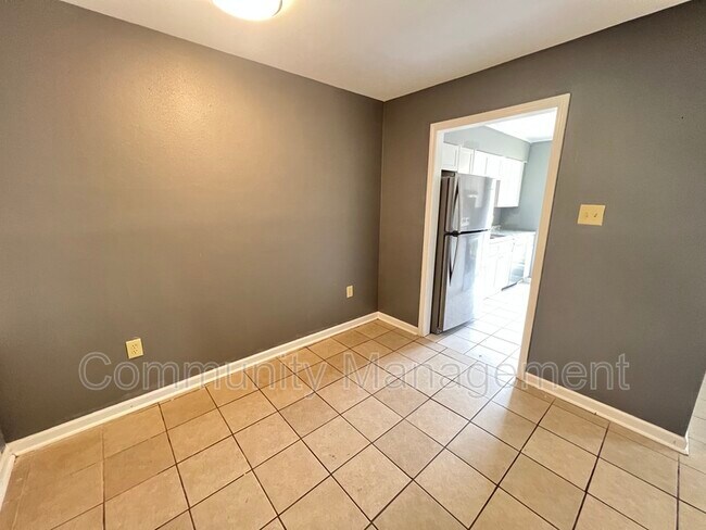 Foto del edificio - 7121 Meadow Park Ave