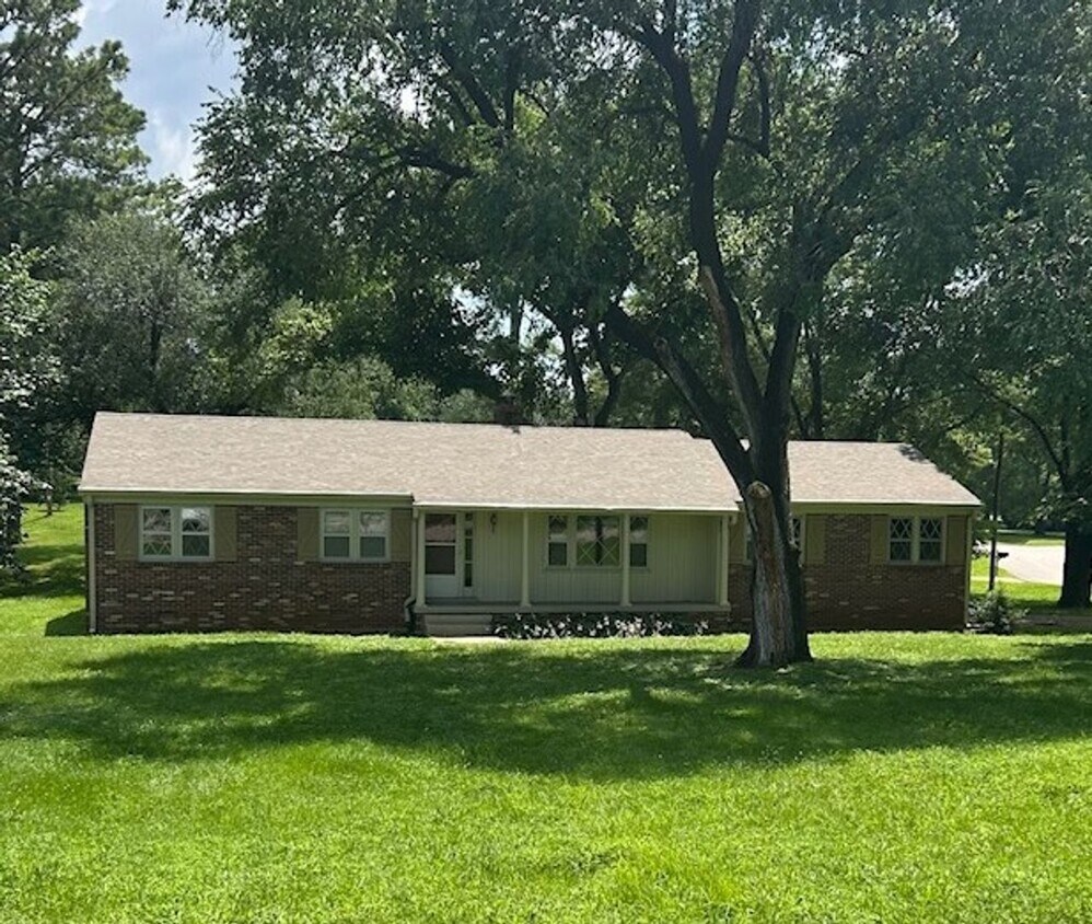 Primary Photo - 3 BEDROOM IN COLUMBIA!!