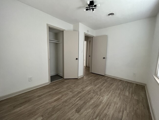 Building Photo - 3036 Louise Lane