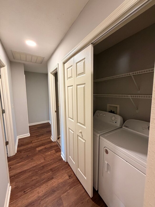 Building Photo - Renovated Duplex in Auburn!