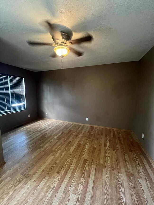 Foto del edificio - COMING SOON: CUTE 2 BEDROOM / 1 BATHROOM H...