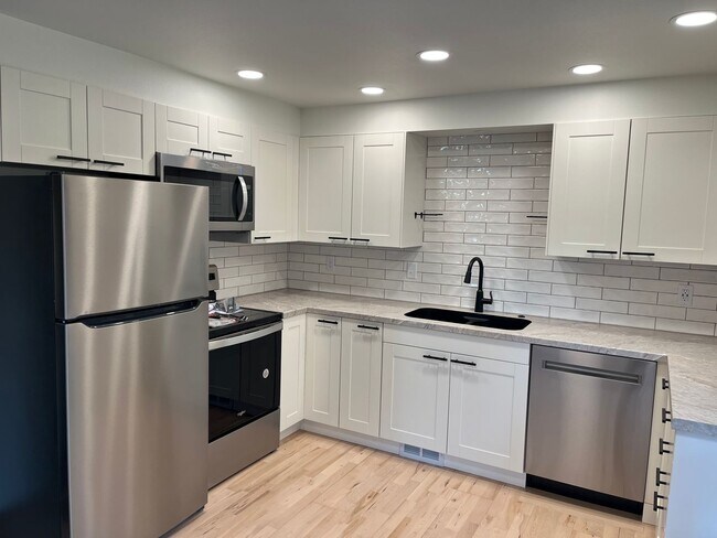 Foto del edificio - 644-646 Woodlawn Dr - Duplex