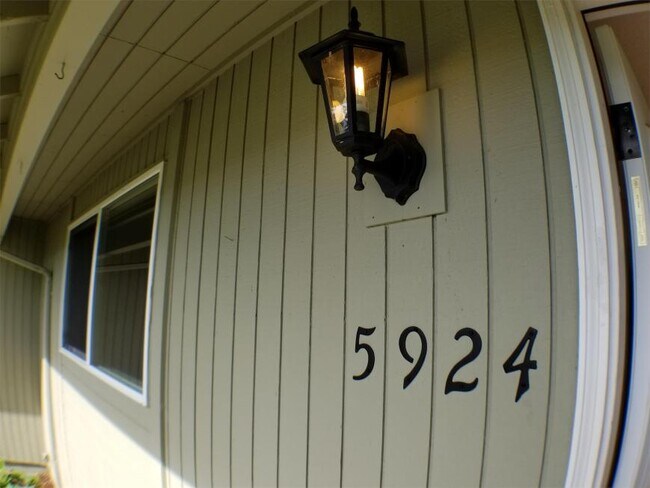 Foto del edificio - 3 bedroom in Bellevue WA 98006