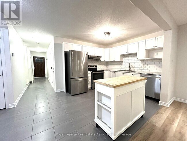 Photo du bâtiment - 120 Parkinson Crescent