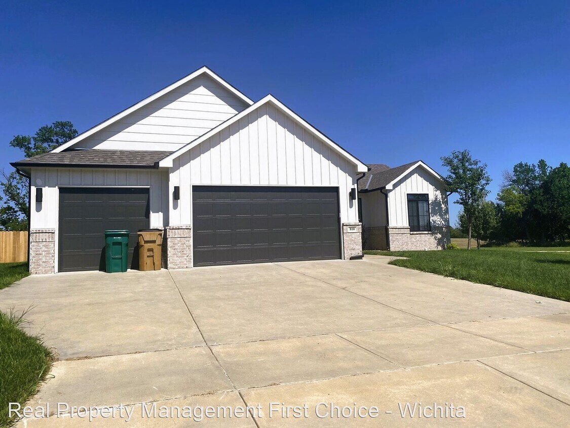 Primary Photo - 5 br, 3 bath House - 810 S. Hedgewood St.