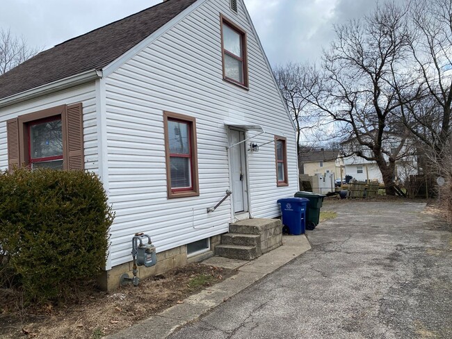 Building Photo - Three bedroom home close to 71 and Weber Rd