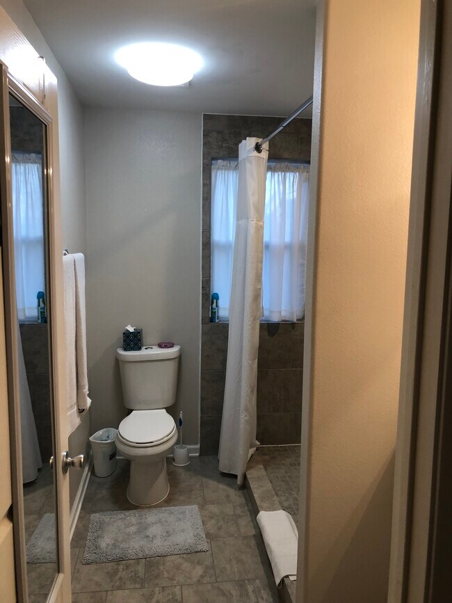 Baño - 1002 11th St