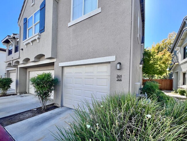Foto del edificio - $2,295 Herndon & Armstrong, 2 Bedroom Cond...