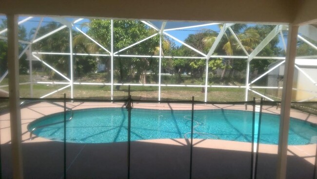 Building Photo - 3/2/2 Pool home near Morningside
