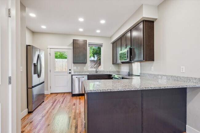 Foto del edificio - Modern 4-Bedroom Townhome with Rooftop Deck Near Sloan’s Lake & Light Rail
