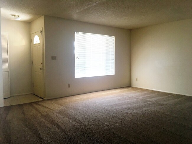 Foto del edificio - Tempe 4 Bed/ 2 Bath Single Story with Pool and Full Pool Service