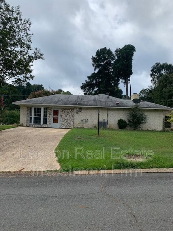 Building Photo - 302 Avenida Dr