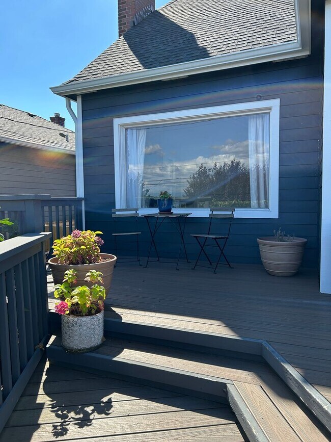 Building Photo - WOW!! West Seattle 4BR/3.5BA Updated Dutch...