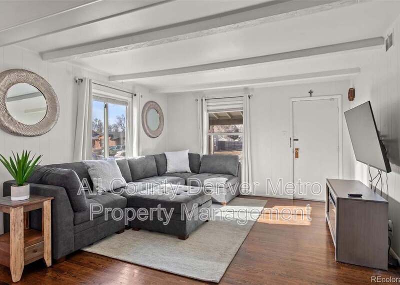 Photo - 528 Tennyson ST