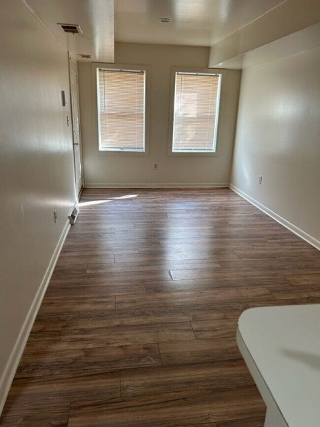 Building Photo - Great 1 Bedroom / 1 Bath Apartment in the ...