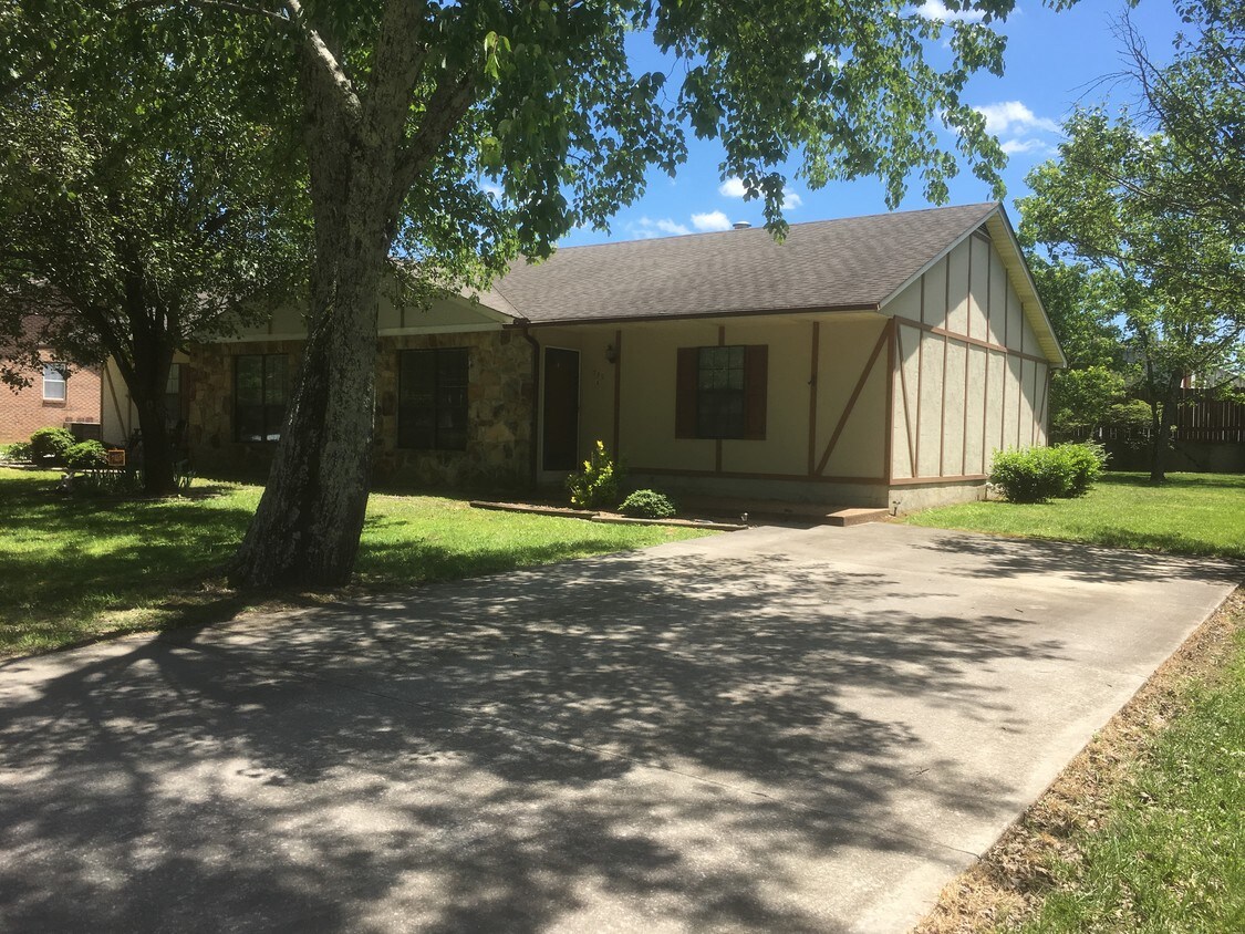Foto principal - 735 Bradley Dr