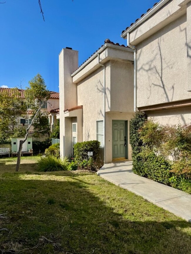 Building Photo - Remodeled spacious 3 bedroom townhome