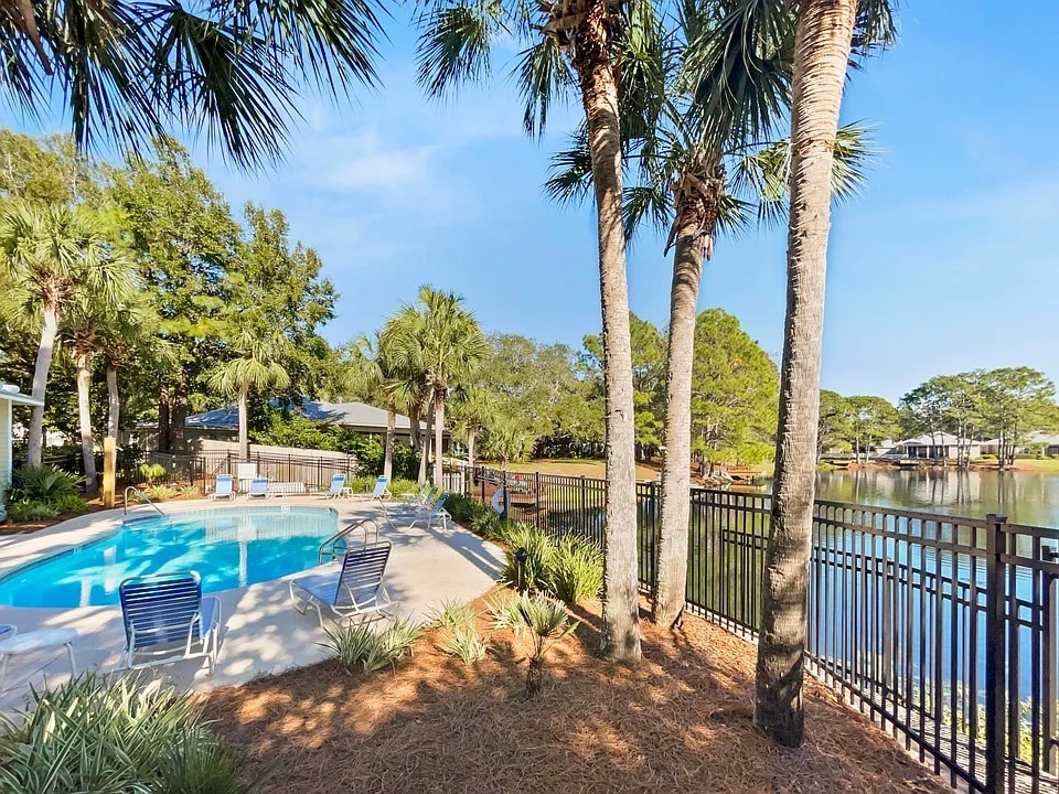 Building Photo - 2019 Pine Island Cir