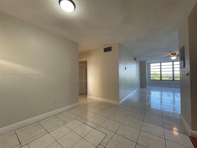 Foto del edificio - 1475 NE 125th Terrace