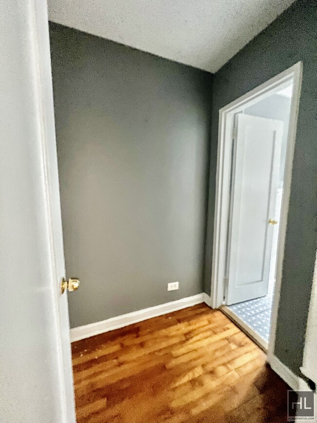 Building Photo - Large Studio with Separate Kitchen and 2 B...