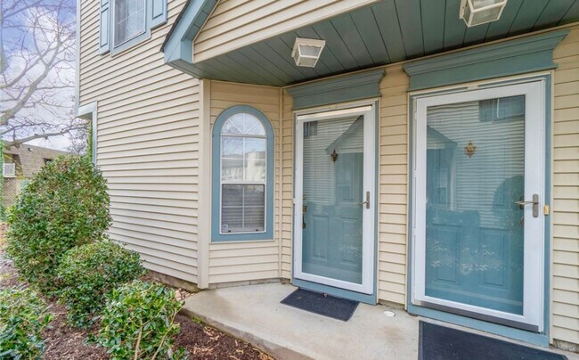 Foto del edificio - End Unit Condo Close to Chic's Beach & Little Creek Naval Base