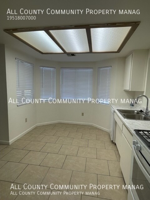 Foto del edificio - 2 bed/2 bath + POSSIBLE 3 bed Single Famil...