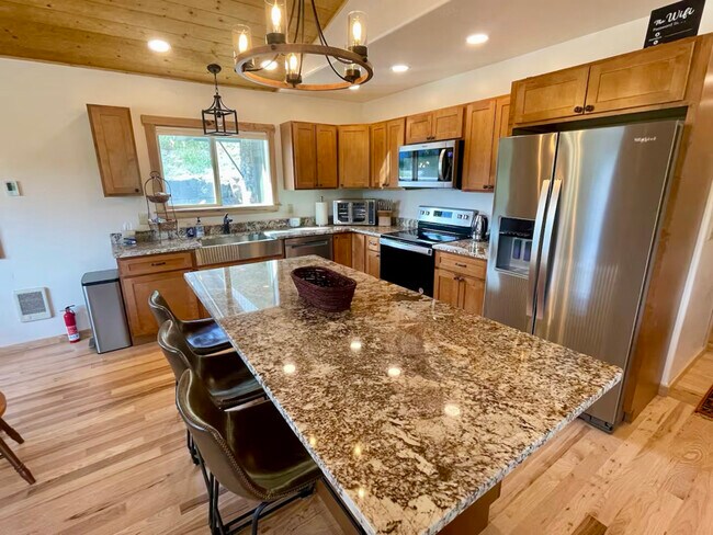 Foto del edificio - 245 Kokanee Dr E